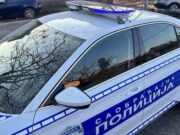 Kamion se prevrnuo na isključenju kod Surčina, saobraćaj otežan zbog šljunka