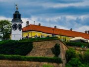 Osoba pala sa bedema Petrovaradinske tvrđave u Novom Sadu, predata hitnoj pomoći