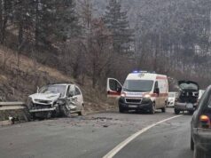 Saobraćajna nezgoda kod Bečmena, automobil udario u ogradu mosta
