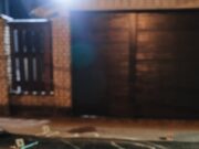 SPECIJAL HRONIKAMAGAZIN.RS – Nerazjašnjena ubistva 90-tih! DOSIJE MATOVIĆ: Ubistvo ispred „Magnuma“ koje je nestalo u tišini (3.deo) Chalk outline and evidence markers at a crime scene outdoors at night.