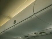 Putnik osumnjičen za pokušaj otvaranja vrata aviona tokom leta, uhapšen na aerodromu u Majamiju