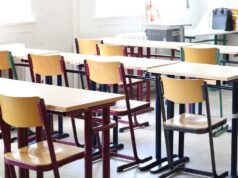 NAPADNUT PROFESOR MATEMATIKE: Nepoznata osoba ubacila PIROTEHNIČKA SREDSTVA u učionicu A bright empty classroom with wooden tables and chairs, ready for students.