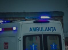 NESTALA MEDICINSKA SESTRA: Vozilo pronađeno kod granice Elderly man walking in front of ambulance on city street during the evening.