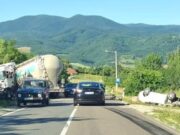 Sudar cisterne i automobila kod Topole, saobraćaj usporen na putu ka Gornjem Milanovcu