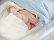 Dvomesečna beba iz Oaza hospitalizovana u teškom stanju, roditelji privedeni