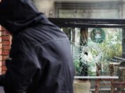 Pokrenuta istraga protiv četvorice muškaraca zbog bacanja bombe na kuću u Novom Beogradu