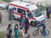 Vozač kvada udario devojku na trotoaru u Sjenici, teško povređena prevezena u bolnicu