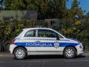 Automobil udaren vozom kod Grabovca, vozač završio u Urgentnom centru