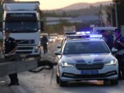 Saobraćajna nezgoda u Sopotu, dve osobe povređene nakon udara automobila u drvo