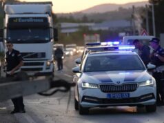 Saobraćajna nezgoda u Sopotu, dve osobe povređene nakon udara automobila u drvo