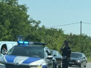Automobil se prevrnuo na krovu u Ulici Endija Vorhola na Čukarici, povređeni prevezeni u bolnicu