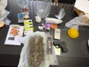 Policija u dve akcije otkrila arsenal i drogu: Pištolj sa izbrušenim brojevima pronađen kod mladića, dvojica zadržana!