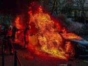 Saobraćajna nesreća u Parizu, povređen motociklista u sudaru sa službenim vozilom