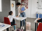 Profesor iz Orangea osumnjičen za seksualno zlostavljanje učenica, istraga u toku