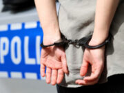 Skrivao se u stanu u Šapcu pa pokušao da pobegne policiji: Uhapšen Beograđanin (20) zbog bacanja bombi na splav i klub u Smederevu Osumnjičeni za napad bombama na splav i klub priveden u Beogradu