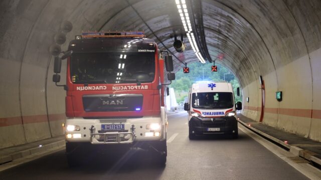 kamion-izgubio Kamion izgubio kontrolu u tunelu Lipak kod Beograda, vozač izašao nepovređen – incident u tunelu Lipak
