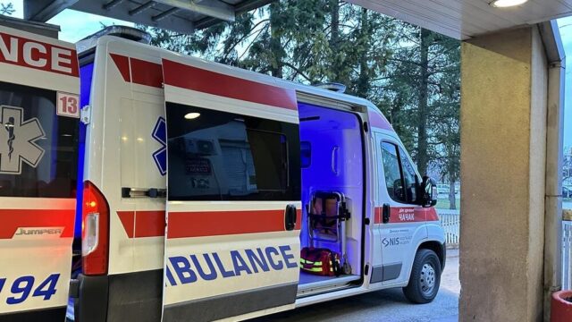 Saobraćajna nesreća kod Leskovca, vozač saniteta teško povređen tokom transporta deteta