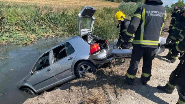 saobracajna-nesreca-8 Saobraćajna nesreća u Novom Sadu, troje mladih poginulo u kanalu