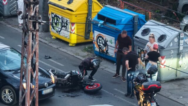 sudar-automobila-1 Sudar automobila i motocikla u Ulici Neznanog junaka, saobraćaj usporen