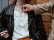 Opljačkali su vas na ulici? Jedna greška može da vas košta – evo šta morate odmah da uradite Close-up of a hand adjusting a necklace on a stylish outfit with a leather jacket.