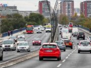 Saobraćajna nezgoda na Brankovom mostu u Beogradu, vozilo završilo na krovu Saobraćajna nezgoda na Brankovom mostu u Beogradu, vozilo završilo na krovu