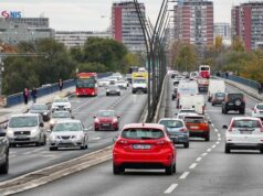 Saobraćajna nezgoda na Brankovom mostu u Beogradu, vozilo završilo na krovu Saobraćajna nezgoda na Brankovom mostu u Beogradu, vozilo završilo na krovu
