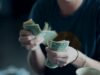 Gest koji vraća veru u ljude: Konobar vratio 20.000 evra zaboravljenih u kafiću focus photography of person counting dollar banknotes