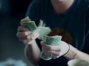 HRONIKA MAGAZIN ISTRAŽUJE! Lažni oglasi cvetaju: Evo kako prevaranti uzimaju novac od građana i kako da se zaštitite focus photography of person counting dollar banknotes