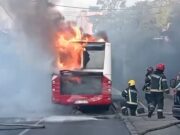 Požar zahvatio autobus gradskog prevoza u Ulici Mite Ružića, nema povređenih Požar zahvatio autobus gradskog prevoza u Ulici Mite Ružića, nema povređenih – požar na autobusu gradskog prevoza