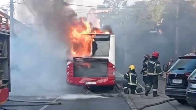 Požar zahvatio autobus gradskog prevoza u Ulici Mite Ružića, nema povređenih – požar na autobusu gradskog prevoza