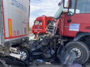 JEZIV UDES KOD ŠIMANOVACA! Kamion i automobil se direktno sudarili, srča rasuta po putu Direktan sudar kamiona i automobila kod Šimanovaca, uviđaj u toku