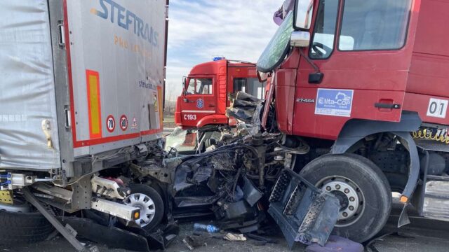Direktan sudar kamiona i automobila kod Šimanovaca, uviđaj u toku