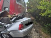 TRAGIČAN EPILOG NESREĆE KOD ODŽAKA! Potvrđena smrt majke i deteta, više osoba povređeno Nesreća na pružnom prelazu kod Odžaka, poginuli majka i dete