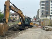UMALO TRAGEDIJA U ALEKSINCU: Pala konstrukcija mosta, kamion završio u provaliji, istraga u toku Konstrukcija pala na gradilištu u Aleksincu, kamion završio u provaliji – incident na gradilištu u Aleksincu