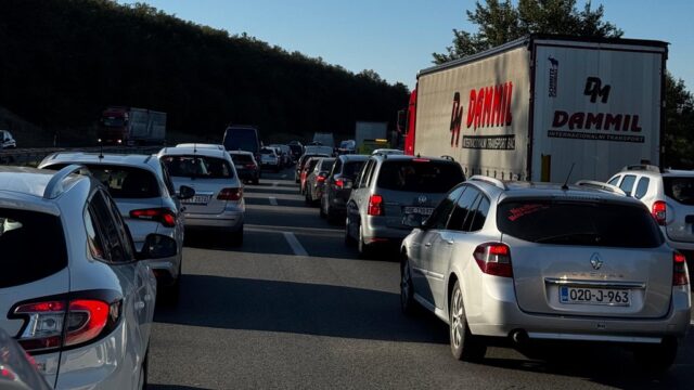 saobracajna-nesreca Saobraćajna nesreća na auto-putu Beograd-Niš izazvala velike kolone vozila