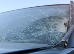 muskarac-stradao Muškarac stradao kada je automobil sleteo sa puta kod Inđije – saobraćajna nesreća kod Inđije
