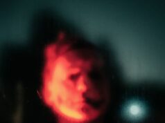 Ovo ubice najčešće urade posle zločina, a upravo ih to oda Eerie silhouette with red lighting, reminiscent of a Halloween horror scene.