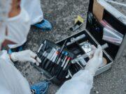 Kako policija pronalazi osumnjičene pomoću jedne dlake? Forenzičari otkrivaju šta sve može da otkrije DNK Istraga DNK pronađenog ispod noktiju žrtve u Južnoj Karolini, advokati traže novo veštačenje – DNK pronađen ispod noktiju