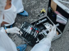 Kako policija pronalazi osumnjičene pomoću jedne dlake? Forenzičari otkrivaju šta sve može da otkrije DNK Istraga DNK pronađenog ispod noktiju žrtve u Južnoj Karolini, advokati traže novo veštačenje – DNK pronađen ispod noktiju