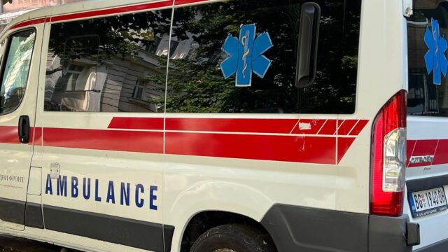 pesak-povredjen Pešak povređen u saobraćajnoj nesreći u Jajincima, prevezen u bolnicu – napad na pešaka u Jajincima