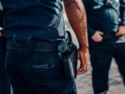 Policijski službenik suspendovan u Epinalu zbog prikazivanja fotografija maloletnicama Policijski službenik suspendovan u Epinalu zbog prikazivanja fotografija maloletnicama – prikazivanje fotografija maloletnicama