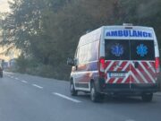 STRAVIČNA NESREĆA U ZEMUNU! Pešak poginuo pod točkovima kamiona, telo ostalo zaglavljeno ispod kabine Saobraćajna nesreća u Zemunu, pešak poginuo ispod kamiona