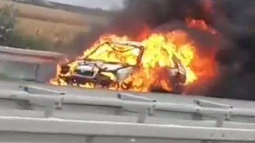 pozar-zahvatio Požar zahvatio automobil na auto-putu kod Niša, vozilo potpuno izgorelo – požar na auto-putu kod Niša