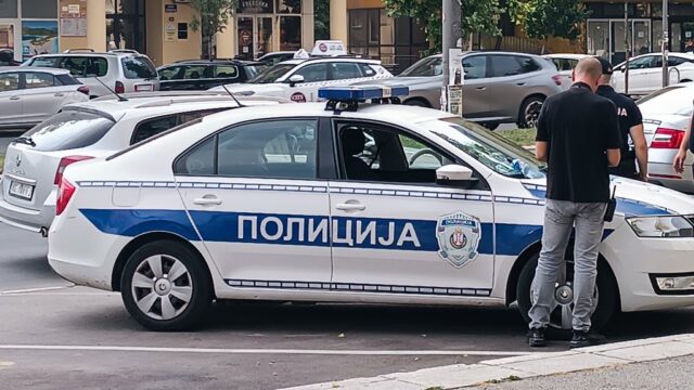 Eksplozija u Rakovici tokom noći, oštećeni automobili i zgrade