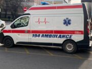 Devojčica povređena u padu sa konja tokom treninga kod Surčina – Hitno prevezena u bolnicu Devojčica povređena u padu sa konja tokom treninga kod Surčina – nesreća kod Surčina