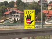 Motociklista vozio suprotnim smerom kod Novog Sada, izbegnut sudar Motociklista vozio suprotnim smerom kod Novog Sada, izbegnut sudar – motociklista u kontra smeru kod Novog Sada
