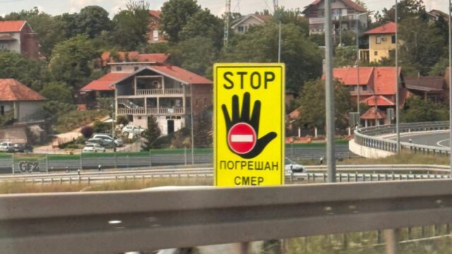 Motociklista vozio suprotnim smerom kod Novog Sada, izbegnut sudar – motociklista u kontra smeru kod Novog Sada