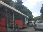 Sudar dva autobusa u Rakovici! Delovi vozila rasuti po putu, policija na terenu Sudar dva autobusa u Rakovici, pričinjena materijalna šteta bez povređenih – sudar autobusa u Rakovici