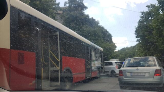 Sudar dva autobusa u Rakovici, pričinjena materijalna šteta bez povređenih – sudar autobusa u Rakovici