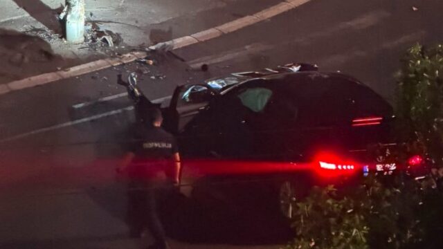 saobracajna-nesreca Saobraćajna nesreća na Savskom vencu, automobil udario u banderu, povređena dva muškarca